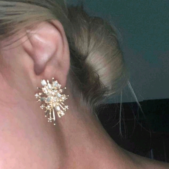 💖 2/$30 Gold tone Fireworks small rhinestone stud party sparkly light earrings - Picture 6 of 16